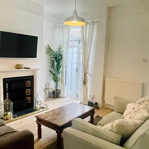 Holiday home Newly Refurbished Centre House With Parking, Exeter
